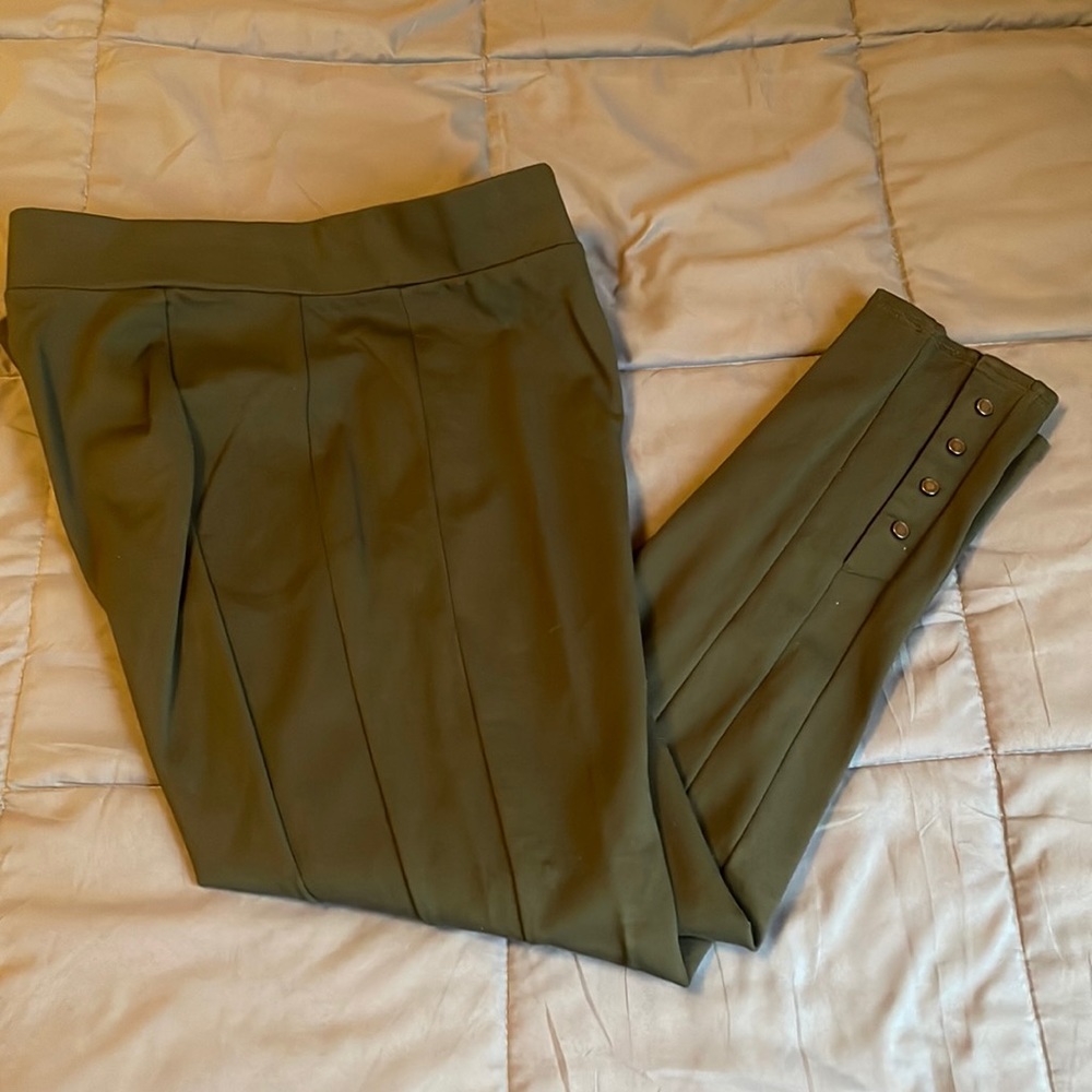 NWOT green intro ❤️ love the fit, stretch pull on pants with 4 snaps, size PXL